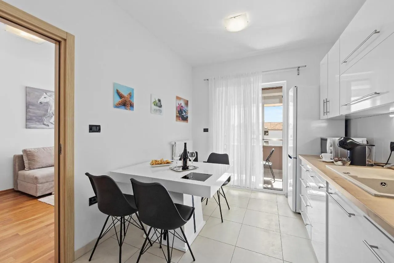 Feniks Fazana Apartman 0*,